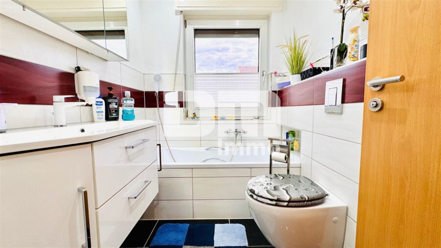 (Reserviert)!!!Umfassend saniertes Ein-/Zweifamilienhaus + Carport, PV-Anlage, Speicher, Wallbox - EG Badezimmer / Badewanne